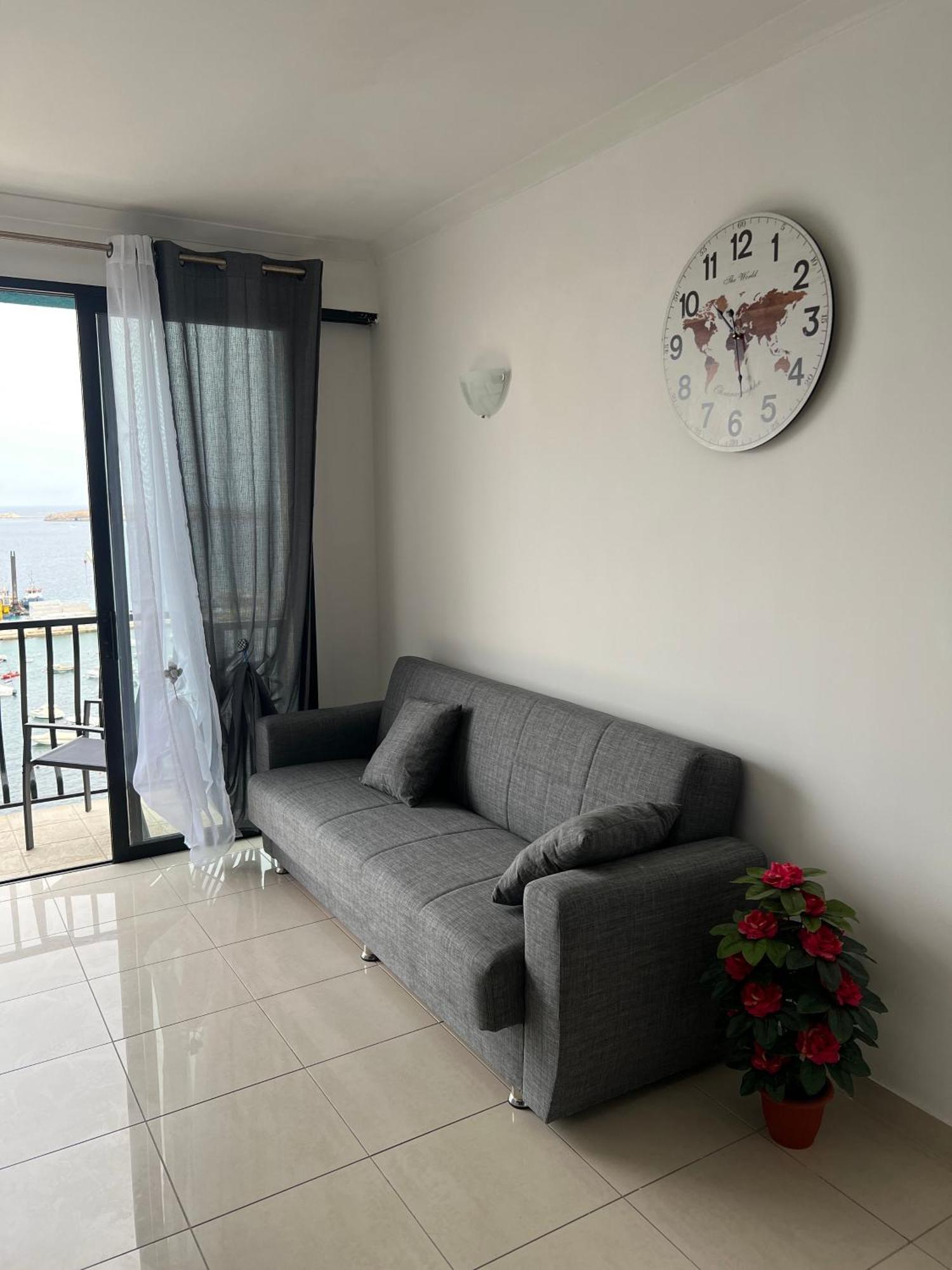 Sea View Penthouse Apartment St. Paul's Bay Exterior photo